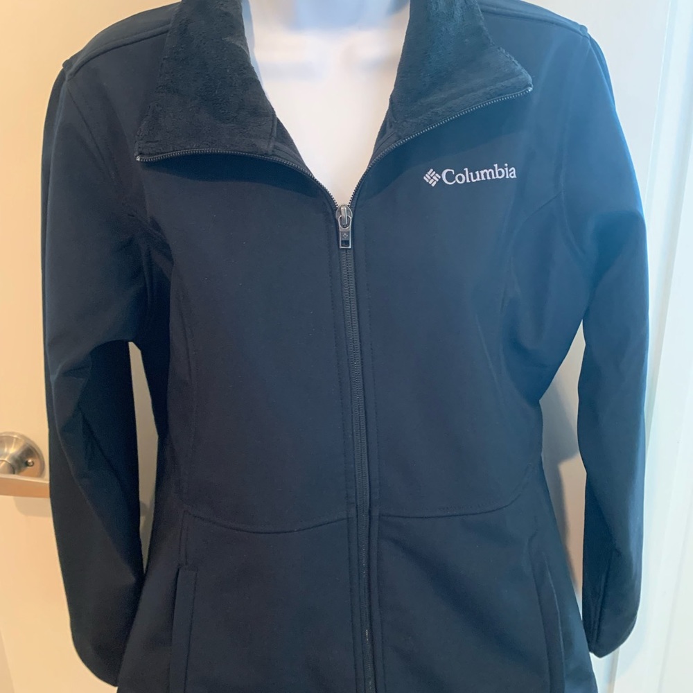 Columbia Black Softshell adult size small coat.  New with out tag.